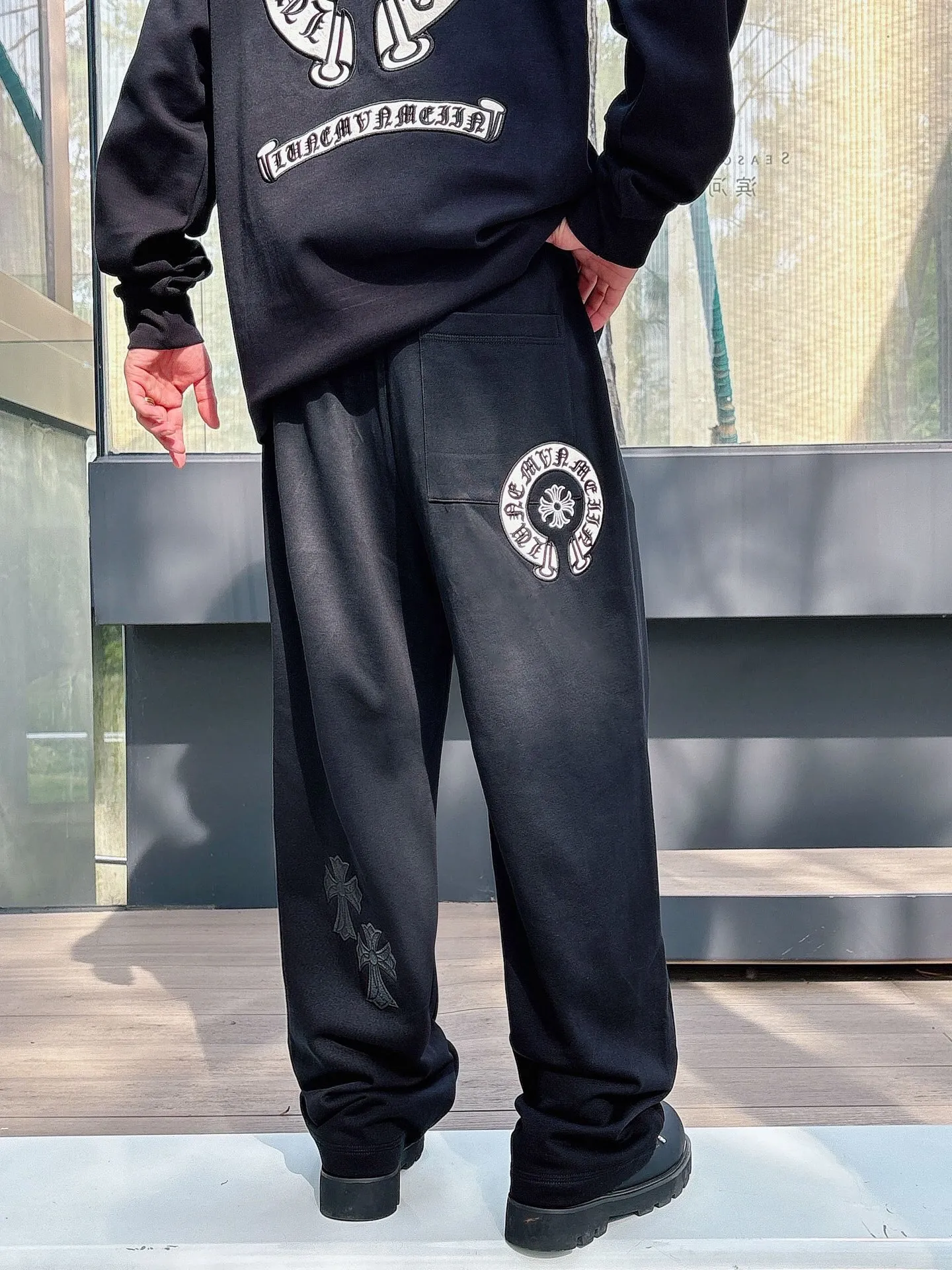P486 ChromeHearts ChromeHearts terry pants. The pursuit of quality absolutely guarantees quality! The texture is clearly visible, the texture is soft, delicate and smooth, and the customized three-dimensional embroidery and leather craftsmanship are full of drape! The workmanship is fine and the shoulder lines are smooth. All imported chain machines are used to make the shoulder rolling strips. It has a certain thickness and is not made of cheap material but has a shiny feel that is comfortable and not tight on the upper body. It is the most avant-garde street item that can be easily matched by both men and women!  Color: black white Size: m-3xl Style number: 3750